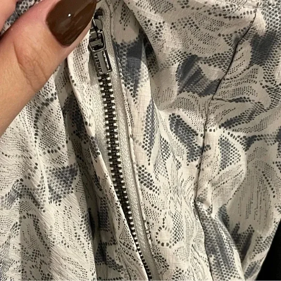 Athleta Trekkie North Short Ethereal Bloom Magnolia White - Size 10 - Picture 4 of 4